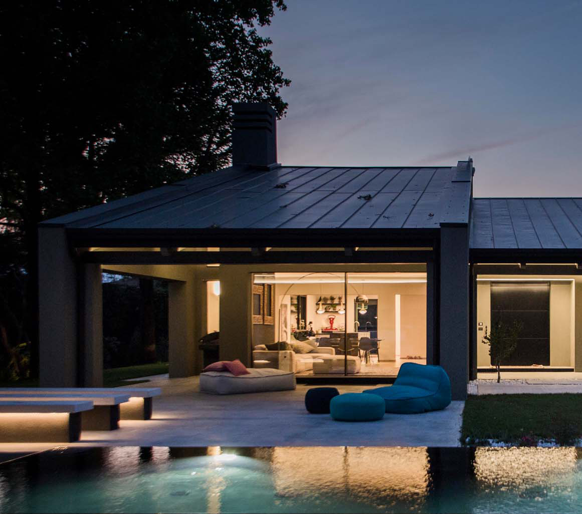 abitazione privata con piscina illuminata da OLEV